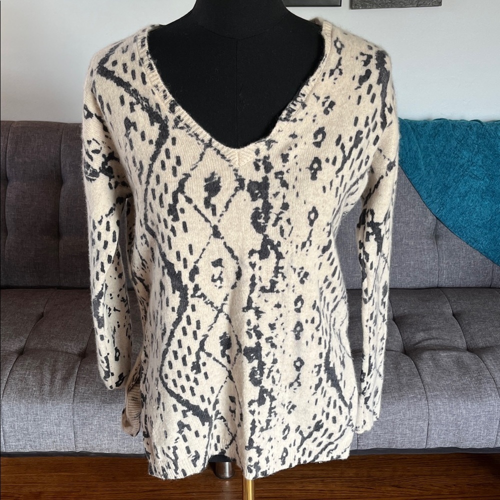Anthropologie HWR Wool Cashmere and Yak Animal Print V-Neck Sweater Size XS